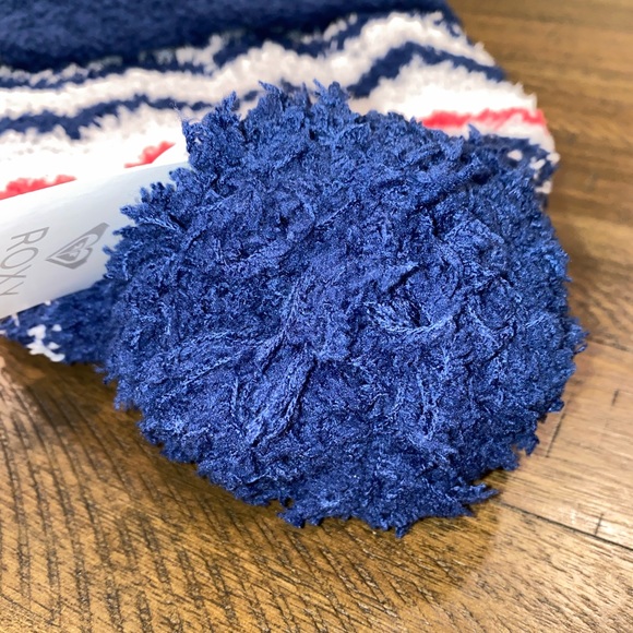 💙 Roxy ‘Invalo’ pom pom beanie 💙 - Picture 2 of 3